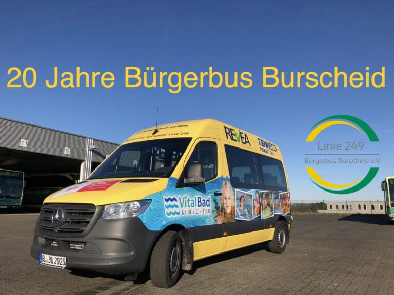 Gelber Mercedes Bus mit Werbung steht auf einem Bushof